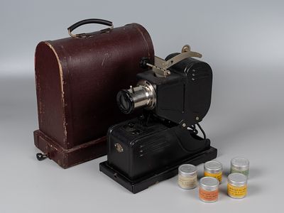 Фильмоскоп ФГК-49 с диафильмами. 31 шт. Завод Школьн. приборостроения. Загорск, 1950-е. В кофре. 