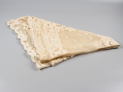 Накидка. XIX в. Лимерикское кружево (?). Размер 100х100 см. Следы бытования, общее пожелтение 