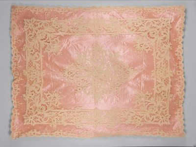 Покрывало. Растительный узор. XIX в. Шелк, лимерикское кружево (?). Размер 220х180 см. Следы 