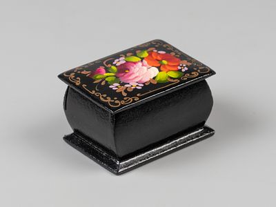 Миниатюрная шкатулочка для кольца. Розы на черном фоне. Палех (?), 2010-е. Папье-маше, роспись, лак.