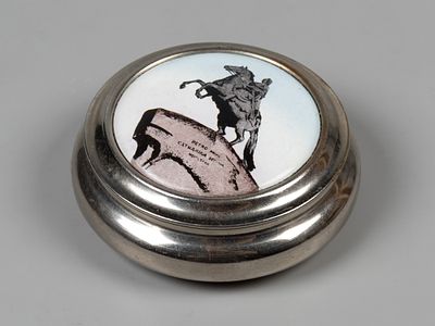 Шкатулка. Медный всадник.1950-1960-е. Ленэмальер. Металл, гор. эмаль. Диаметр 8,5 см. На 