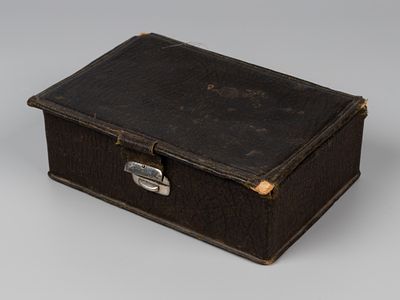 Шкатулка. Фабрика С.С. Бехли. Санкт-Петербург, руб. XIX-XX вв. Кожа, тиснение, картон. Размер 