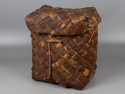 Пестерь. Коробка заплечная. Русский север, нач. XX в. Береста, плетение. Размер 39х22х40 см. 
