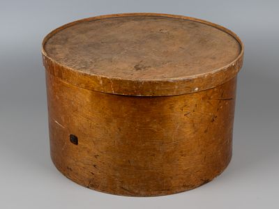 Шляпная коробка большая. Фанерно-мебельная фабрика А.М. Лютера, кон. XIX в. Диаметр 37,5 см. 