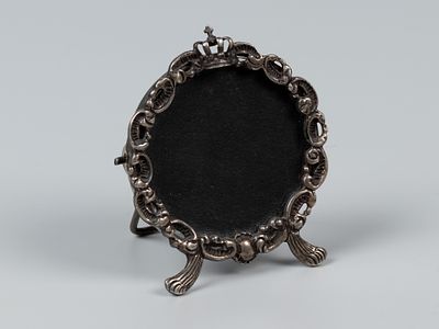 Рамочка круглая. Нидерланды, 1994 г. Бел. металл, стекло, фетр. Диаметр 4 см. Диаметр в свету 3 