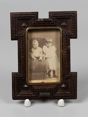 Рамка для визитной фотографии. Кон. XIX в. Дерево, фацетное стекло. Размер рамы 14.5х11 см, в 