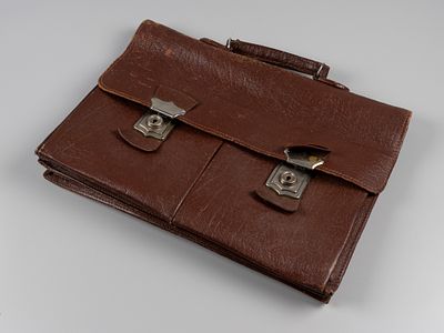 Портфель с тремя отделениями. СССР, 1950-е. Кожа, металл. Размер 40х29 см. Следы бытования 