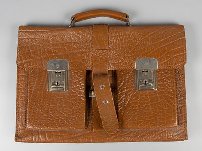 Портфель. GCS. ХХ в. Кож. заменитель, металлическая фурнитура. Размер 39х27,5 см. На сгибах 