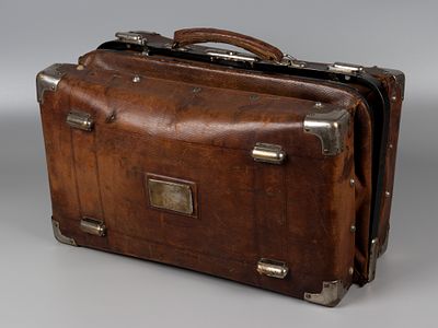 Саквояж. пер. пол. XX в. Кожа, металл. Размер 43,5х20х25,5 см. Следы бытования, потертости и 