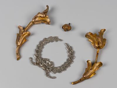 4 детали с растительным орнаментом. ХХ в. Латунь. Венок размером 11.5х11.5 см. Две накладки 