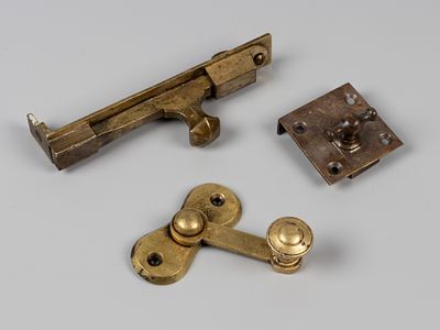 Составной лот. Щеколды дверные. 3 шт. Мастерская В. Теплова. Тула, руб. XIX-XX вв. Латунь. 1. 