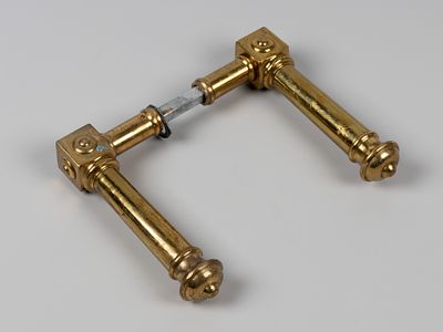 Дверные ручки (комплект). Рубеж XIX - ХХ в. Латунь, золочение. Длина ручки 13 см. Расстояние 