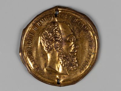 Александр III. Накладка Вт. пол. XIX в. Латунь, золочение. Диаметр 43 мм. Помятости. Потертости 