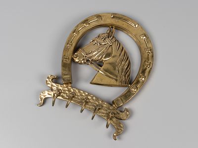 Ключница. Подкова с головой лошади. Вт. пол. ХХ в. Латунь. Размер 25х18 см. Следы бытования. В 