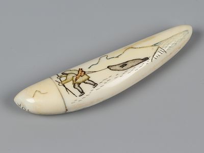 Игольница. Охота на тюленя. Уэлен. Чукотка, 1980-е. Клык моржа, гравировка, тонировка, резьба. Д 