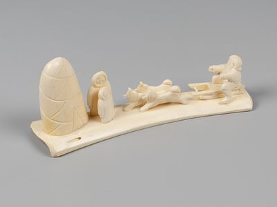 Статуэтка. Дорога домой. СССР, 1980-е. Кость, резьба. Размер 18,5х5х7 см. На основании &laquo;ц- 30 