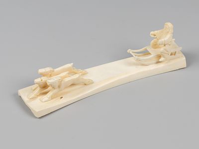 Статуэтка. Оленья упряжка (тройка). СССР, 1980-е. Кость, резьба. Размер 19,5х4,5х5 см. На 