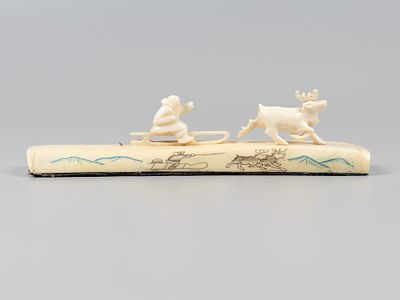 Статуэтка. Оленья упряжка. Уэлен (?). Чукотка, 1980-е. Клык моржа, гравировка, тонировка, резьба. 
