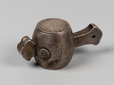 Амулет. Молот Дайкоку. Утиде-но-кодзути. Китай (?), нач. XX в. Бел. металл. Вес 51,08 г. Длина 