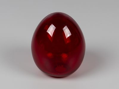 Яйцо большое пасхальное. руб. XIX-XX вв. Рубиновое стекло, травление. Высота 9 см. Следы 