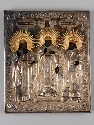 Икона в окладе. Василий Великий, Иоанн Златоуст, Григорий Богослов. XIX в. Дерево, левкас 