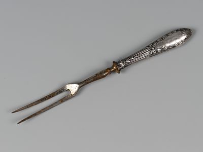 Вилка двухзубцовая с красивой ручкой. Москва, нач. ХХ в. Бел. металл, сталь. Общий вес 32 гр. 