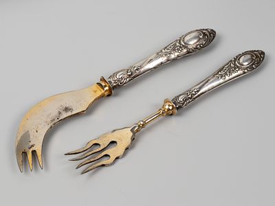 Нож и вилка из сырного набора. Москва, 1908-1917 гг. Ручки бел. металл., железо, золочение. Общи 