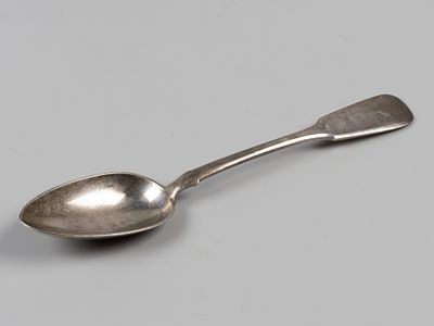 Ложка столовая. Украина в РИ, нач. ХХ в. Бел. металл. Вес 70 гр. Длина 20,5 см. Клеймо кокошник 