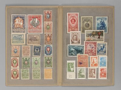 Папка с набором марок России и СССР. 34 шт. Негашеные. Размер папки 17.5х11.5 см.