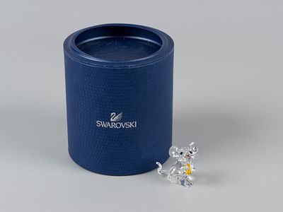 Swarovski. Статуэтка. Мышка с сыром. 2010-е. В оригинальном футляре. Высота 3 см. Следы 