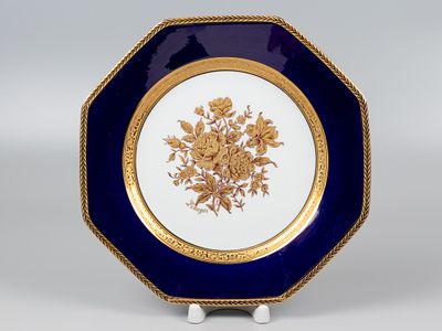 Лимож. Тарелка. Золотой букет. Legle. Франция, 1980-е. Фарфор, крытье кобальтом, золочение, цировка.
