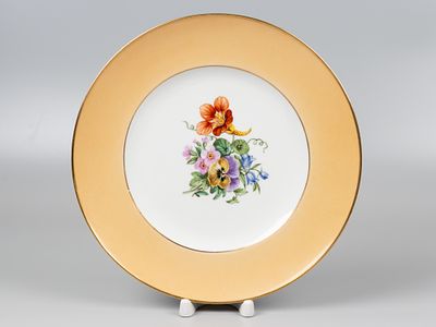 Bing & Gr&oslash;ndahl. Блюдо. Букет с настурцией и колокольчиком. Дания, 1948-1951 гг. Фарфор, крытье 