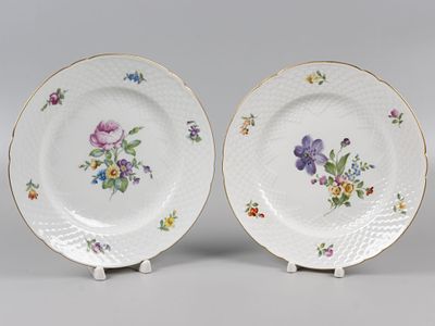 Bing & Gr&oslash;ndahl. Тарелки. 2 шт. Букеты. Дания, пер. пол. XX в. Фарфор, деколь, роспись, золочение. 