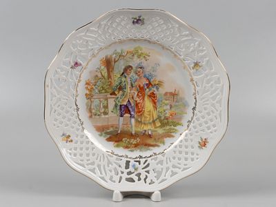 Schumann. Тарелка с прорезным бортом. Галантная сцена. Германия, 1960-1970-е. Фарфор, деколь 