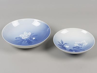 Bing & Gr&oslash;ndahl. Пиалы. 2 шт. Пионы. Дания, 1952-1957 гг. Фарфор, подглазурная роспись. Диаметры 