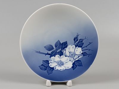 Royal Copenhagen. Пиала. Шиповник. 1969-1974 гг. Фарфор, подглазурная роспись. Диаметр 20,5 см. 