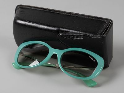 Очки солнцезащитные. Vogue. 2731-S, Цвет мяты. В чехле. Италия, 2000-е. В оригинальном чехле. . Ш 
