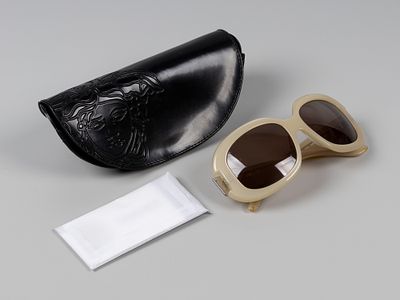 Versace Versus. Очки солнцезащитные. MO 6020. Италия, 2010-е. В комплекте оригинальный футляр и 