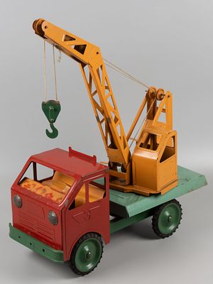 Игрушка. Подъемный кран. СССР, 1970-е. Жесть. Размер 43,5х53,5х19 см. Следы бытования 