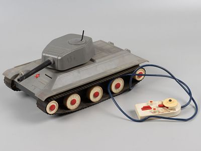 Танк с проводным дистанционным управлением. Игрушка. СССР, 1980-е. Пластик. Размер 11.5х30х15 