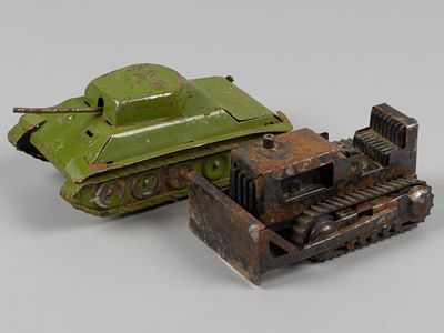 Танк с инерционным двигателем и Трактор (бульдозер). Игрушки. СССР, 1960-е. Жесть, колкий пластик. 