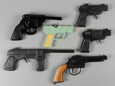 Игрушечные детские пистолеты 6 шт. В т.ч. для стрельбы пистонами. СССР, 1960-1980-е. Жесть 