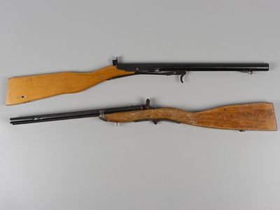 Два детских ружья. Игрушка. СССР, 1950-1970-е. Металл, дерево. 1. Двустволка. Длина 60 см. 
