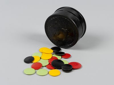 Настольная игра "Блошки" Артель "Пластмасс". 1950-1960-е. Бакелит, пластик. Футляр с зайцем на 