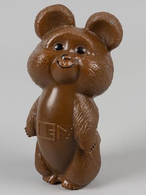 Олимпийский Мишка. Игрушка. СССР, 1980 г. Пластик. Высота 12.5 см. Цена 50 коп. Следы бытования. 