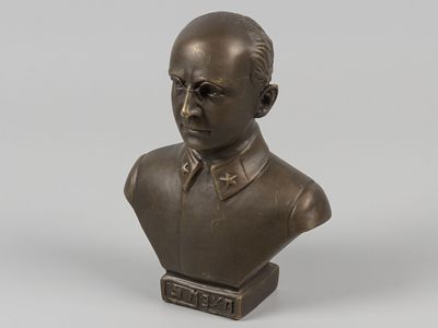 Бюст. Берия Л.П. По форме ЛЗХЛ. XXI в. Бронза. Высота 13,5 см. Литое клеймо производителя на 