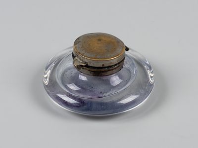 Чернильница. Начало ХХ в. Стекло, латунь. Размер 30х70 мм. Следы бытования. В целом состояние 