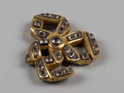 [Из коллекции В.А. Чернышева] Деталь "Бант" с бесцветными камнями. XIX в. Бронза, золочение. Разм 