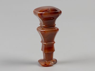 Печать с инициалами. Рубеж XIX-XX вв. Агат. Размер 75х30х30 мм. . Скол на основании. В остальном 