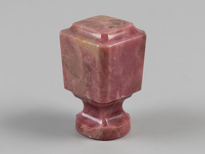 Печать, заготовка. Розовая яшма. Рубеж XIX-XX вв. Размер 45х28х28 мм. . Следы бытования. В 